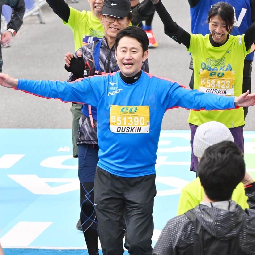 河田直也さんのインスタグラム写真 - (河田直也Instagram)「初マラソン、なんとか完走することができました！後半はかなり苦しかったのですが、沿道からの応援、ランナーの皆さんからエールがあって走り切ることができました！ありがとうございました！#大阪マラソン #大阪マラソン2023 #完走できました  #よんチャンtv #三度の飯よりアレが好き」2月26日 21時37分 - kawatanaoya0423