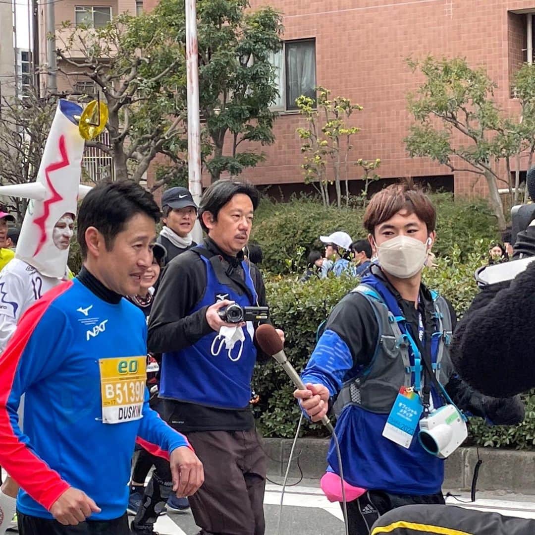 河田直也さんのインスタグラム写真 - (河田直也Instagram)「初マラソン、なんとか完走することができました！後半はかなり苦しかったのですが、沿道からの応援、ランナーの皆さんからエールがあって走り切ることができました！ありがとうございました！#大阪マラソン #大阪マラソン2023 #完走できました  #よんチャンtv #三度の飯よりアレが好き」2月26日 21時37分 - kawatanaoya0423