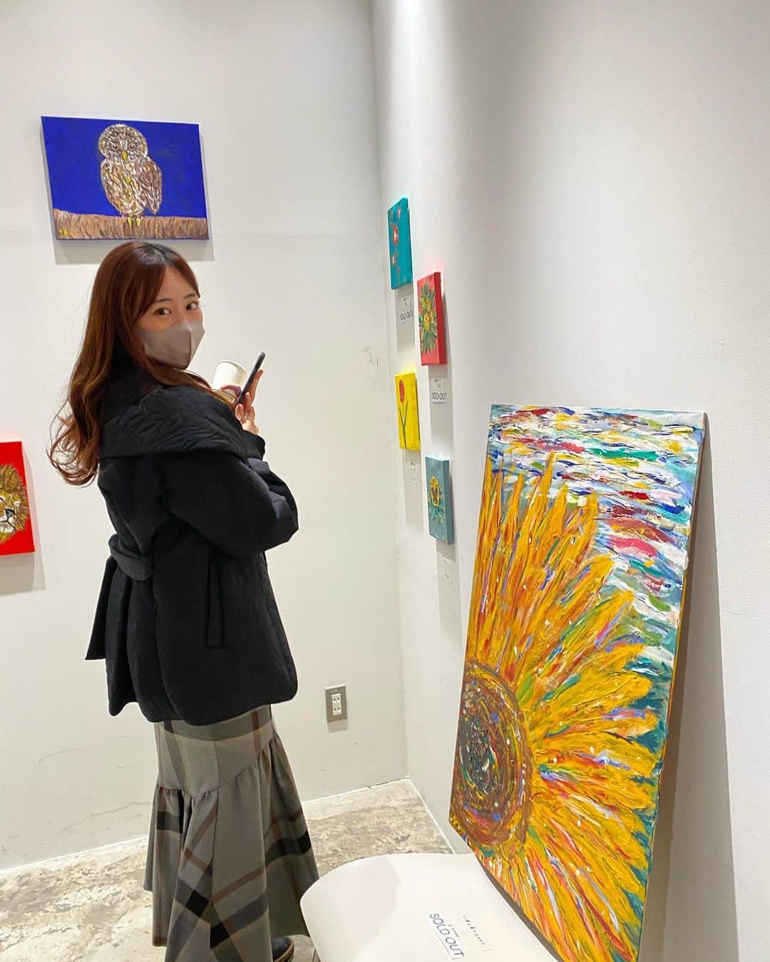 坂口理子さんのインスタグラム写真 - (坂口理子Instagram)「ノボせもんのなべさんの個展へ🖼✨  映えな空間がそこにありました☺️ ゆかちゃんと行ってきたよ☺︎  お仕事で何度かご一緒させていただいているなべさん！  素敵な画に囲まれ...とてもハゲみになりました！！！！！！！  アライグマちゃんのポストカードと なべちゃんステッカーを買いました☺️  近くにはヨカヨカでお世話になった サテライトスタジオもあってエモかったです🤤 #なべ展 #福岡parco #天神」2月26日 21時38分 - ricopi__hkt48