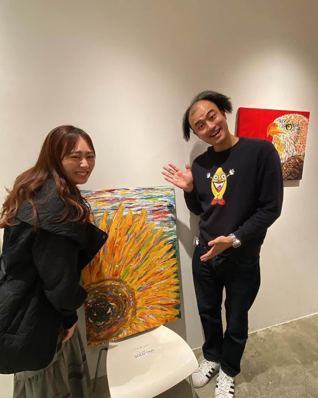 坂口理子さんのインスタグラム写真 - (坂口理子Instagram)「ノボせもんのなべさんの個展へ🖼✨  映えな空間がそこにありました☺️ ゆかちゃんと行ってきたよ☺︎  お仕事で何度かご一緒させていただいているなべさん！  素敵な画に囲まれ...とてもハゲみになりました！！！！！！！  アライグマちゃんのポストカードと なべちゃんステッカーを買いました☺️  近くにはヨカヨカでお世話になった サテライトスタジオもあってエモかったです🤤 #なべ展 #福岡parco #天神」2月26日 21時38分 - ricopi__hkt48