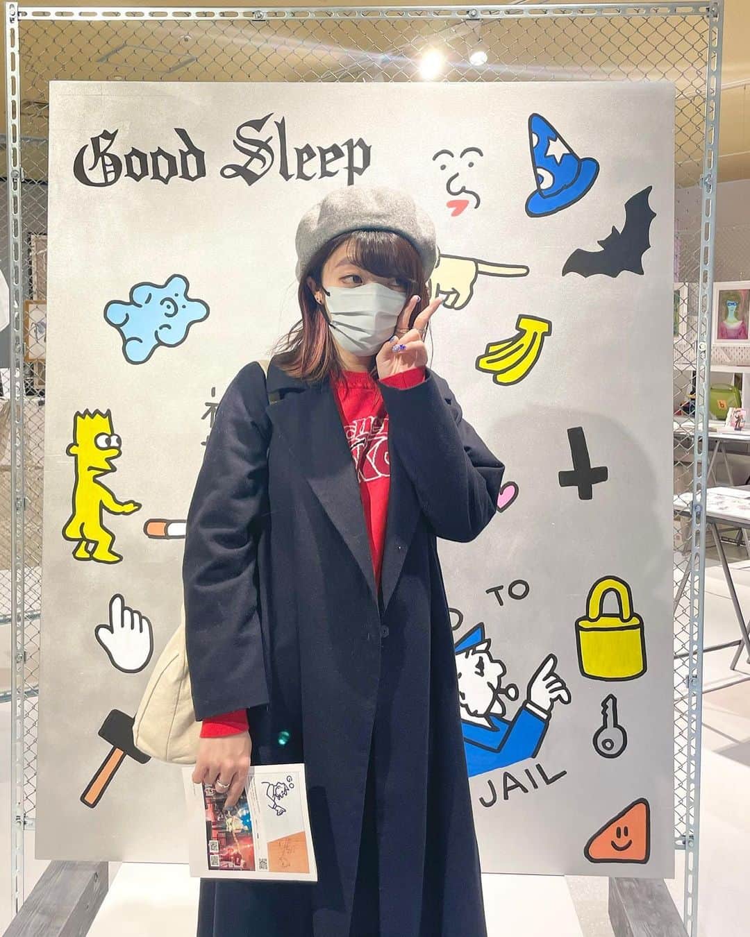 ぱいぱいでか美のインスタグラム：「四本さんの展示行ったよ〜🫳🏻 . 渋谷ヒカリエ8階で四本さんが展示やってまっせということで 行くぞ〜と思ってるうちに会期終了間近に(あるある) しかも始まってすぐいろいろてんやわんやあったとのことで それも含めて作品増やしてて見てて楽しかったな〜！ 後半の動画は「本人登場〜！」っていうやつです！ 万引きダメ絶対。万引きは禁止されています。 . #渋谷ヒカリエ #四本拓也 さん #でか美ちゃん」