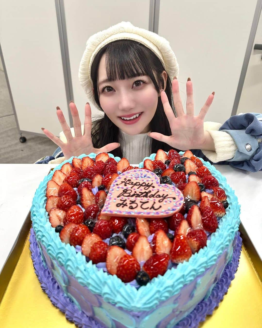 本田珠由記さんのインスタグラム写真 - (本田珠由記Instagram)「ノイミー会in東京♡ なんとバースデーケーキをいただきました😭😭  本当に本当に本当にうれしいです(ρ_;)  だいすきな薄むらさきと水色、そしてベリーちゃんたち！！！  みるてんチョコもおいしかったです🍫    ありがとうございます😿💗  18さい、みなさんと楽しい最高の思い出をたくさん作ることができてとっってもうれしかったです🐹🍀  だーーいすきだよーー！！」2月26日 21時58分 - honda_miyuki__