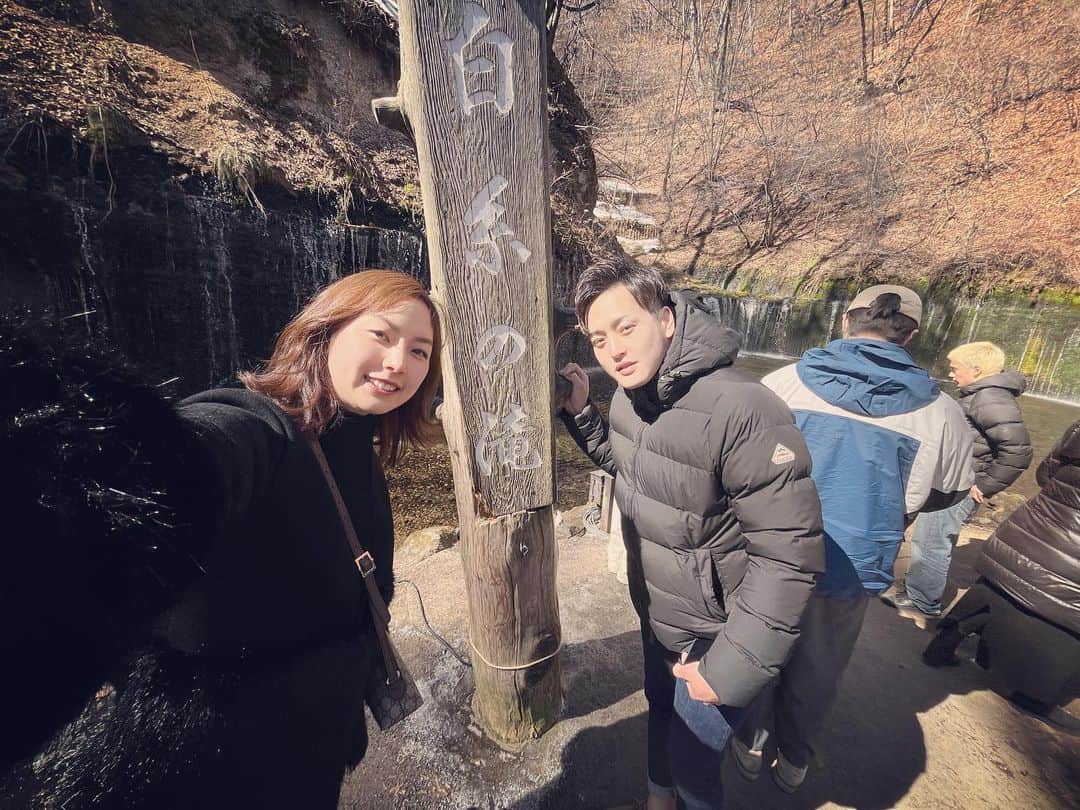 のインスタグラム：「夫婦旅@軽井沢🚘⛄️🏂♨️🛍 . ゆっくり温泉♨️行こうって話から、とってもアクティブ旅行に大変更〜 【1日目】 スノボ🏂しに、パルコール嬬恋リゾートへ！ゴンドラは結構並んだけど、空いててスイスイいけて楽しかった〜❤︎パークで遊べるようになるには程遠かったです笑 ↓ ホテルは軽井沢1130🏨 ふたりでエステうけて、ご飯たくさん食べて、大浴場入って満喫！ 露天風呂付きのお部屋だったけど、疲れと食べ過ぎで22時には寝てました😱  【2日目】 朝6時に起きてお部屋のお部屋の露天風呂でゆっくり〜お部屋でも温泉出てきて良きでした♪ 朝ごはん食べて、元気な男の子に絡まれてw準備して出発❣️ 白糸の滝を見て、写真撮って🤳寒すぎてすぐ退散w いざ、アウトレットへ！ 今までふたりでいろんなアウトレット行ったけど、ふたりとも物欲なさすぎてなにも買わずに帰ることばっかだったけど、今日は大きい買い物した❤︎いや、買ってもらったw 4月誕生日だけど2ヶ月前に誕生日🎁でバーバリーのダウン買ってもろた⤴︎ まだ寒いから着れるよな★早く着たい！着るために予定を作らないとなんです😁ﾆﾔ  そんなこんなで、 2日間とっても充実した夫婦旅でした💓 500キロ近い運転、一度もハンドルを握りませんでしたwたいてい車に乗ってる時寝てるんだけど（最低w）、わたしが口開けて寝てるのをすんごく楽しそうに写真撮ってましたw 今日も平和です🕊 明日から仕事頑張るとします💪🏽  #軽井沢 #夫婦旅 #パルコール嬬恋スキーリゾート #スノーボード #🏂 #ホテル軽井沢1130 #温泉旅行 #♨️ #白糸の滝 #軽井沢アウトレット #burberry #shopping #ちょっと早めの #誕生日プレゼント #ありがとう #幸せな時間」