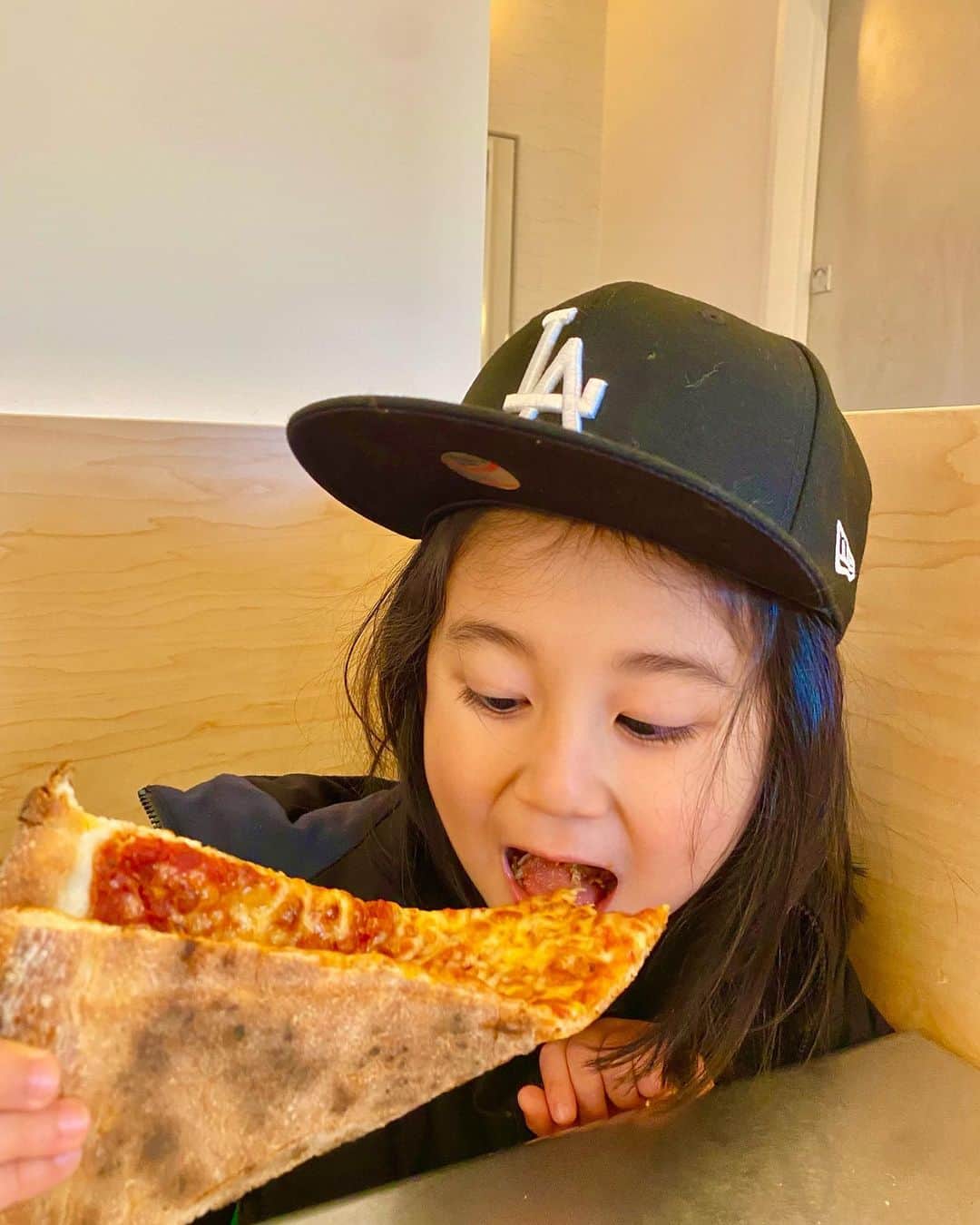 Saki さんのインスタグラム写真 - (Saki Instagram)「@henrys_pizza_osaka 🍕🥤  ピザだいすきBOY ❤️ @joanne_t0501   ハンナ、自分のピザがまだで ふくれ面かわいい🍕😗😂」2月26日 21時53分 - saki1011