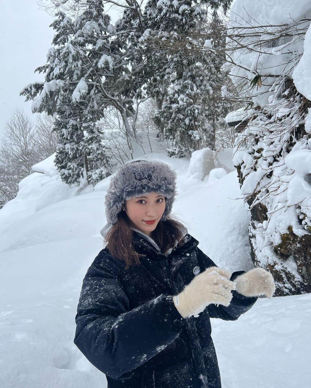 小山莉奈のインスタグラム：「☃️❄️💞 こんなに積もってる所初めて行った😮‍💨✨ . #오오티디 #오오티디룩 #오오티디패션 #패션 #패션스타그램 #패션코디 #데이리룩 #카페 #카페스타그램 #일상 #일상스타그램 #일상 #일상스타그램 #일본 #ootd #daily #dailylook  #冬コーデ #冬服コーデ」