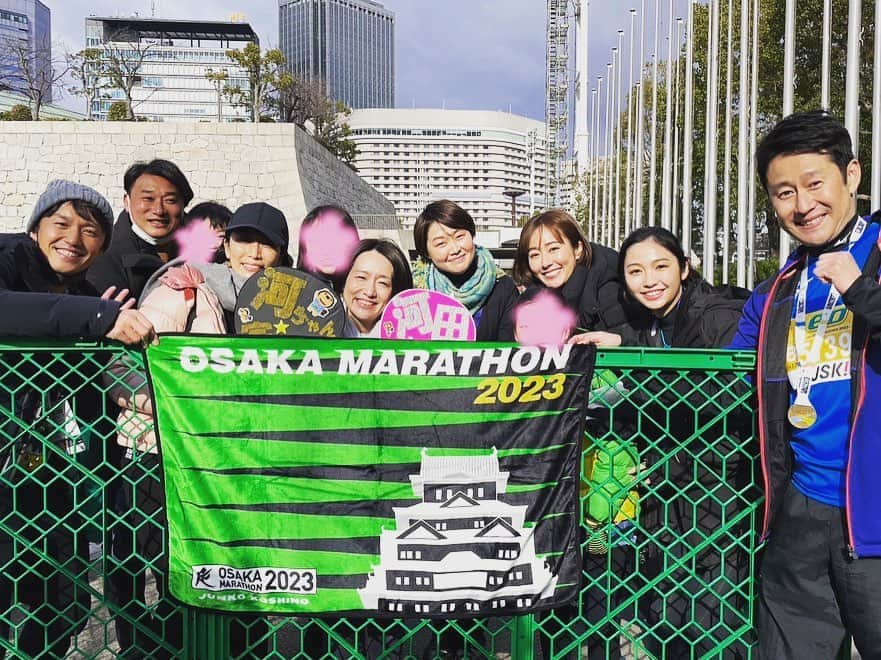 河田直也のインスタグラム：「足が痛くて苦しい時に後輩アナウンサーたちの応援が聞こえてめちゃくちゃ元気がでました！そしてセレモニーの司会を終えて駆けつけてくれた野嶋アナ、番組スタッフのみんな本当ありがとう！#大阪マラソン #大阪マラソン2023 #よんチャンtv #完走できた」