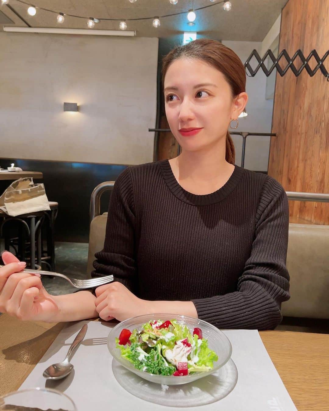 のインスタグラム：「ゴルフが午前中で終わったから、近くでランチ☻ #調布グルメ で可愛いお店みっけた🔍  パエリアはもちろん、生ハムのフリットも美味しくて、ワイン飲みたくなったけど、我慢しました。笑  初ショートコースゴルフ楽しかったなっ⛳️  photo by @honoka_kada ♡ ㅤㅤㅤㅤㅤㅤㅤㅤㅤㅤㅤㅤㅤ #pepspanishbar」