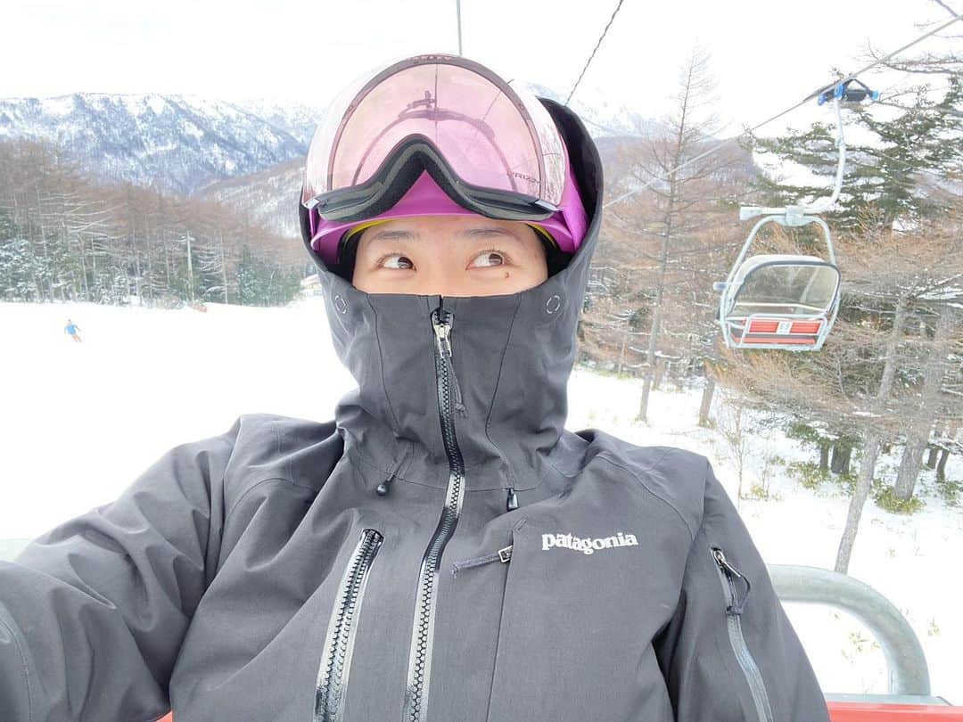 髙津奈々のインスタグラム：「スキーで足を強化して⛷  フィンスイミングの練習の質もあげる🧜‍♀️  今年は頑張る🔥  今年も頑張る💪🏽  #スキー #フィンスイミング #トレーニング女子 #パウスレイヤー」