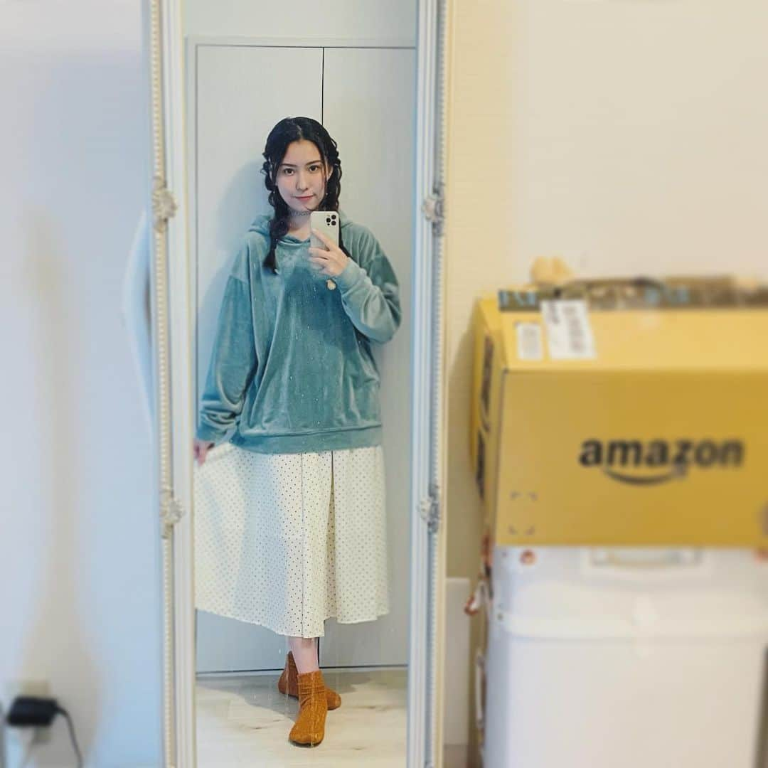 春名風花のインスタグラム：「お気に入りコーデと主張するAmazon✨   #春コーデ   #ロープ編み  トップスもスカートも #タカハシ です🌸 総額1000円くらいなはず！」