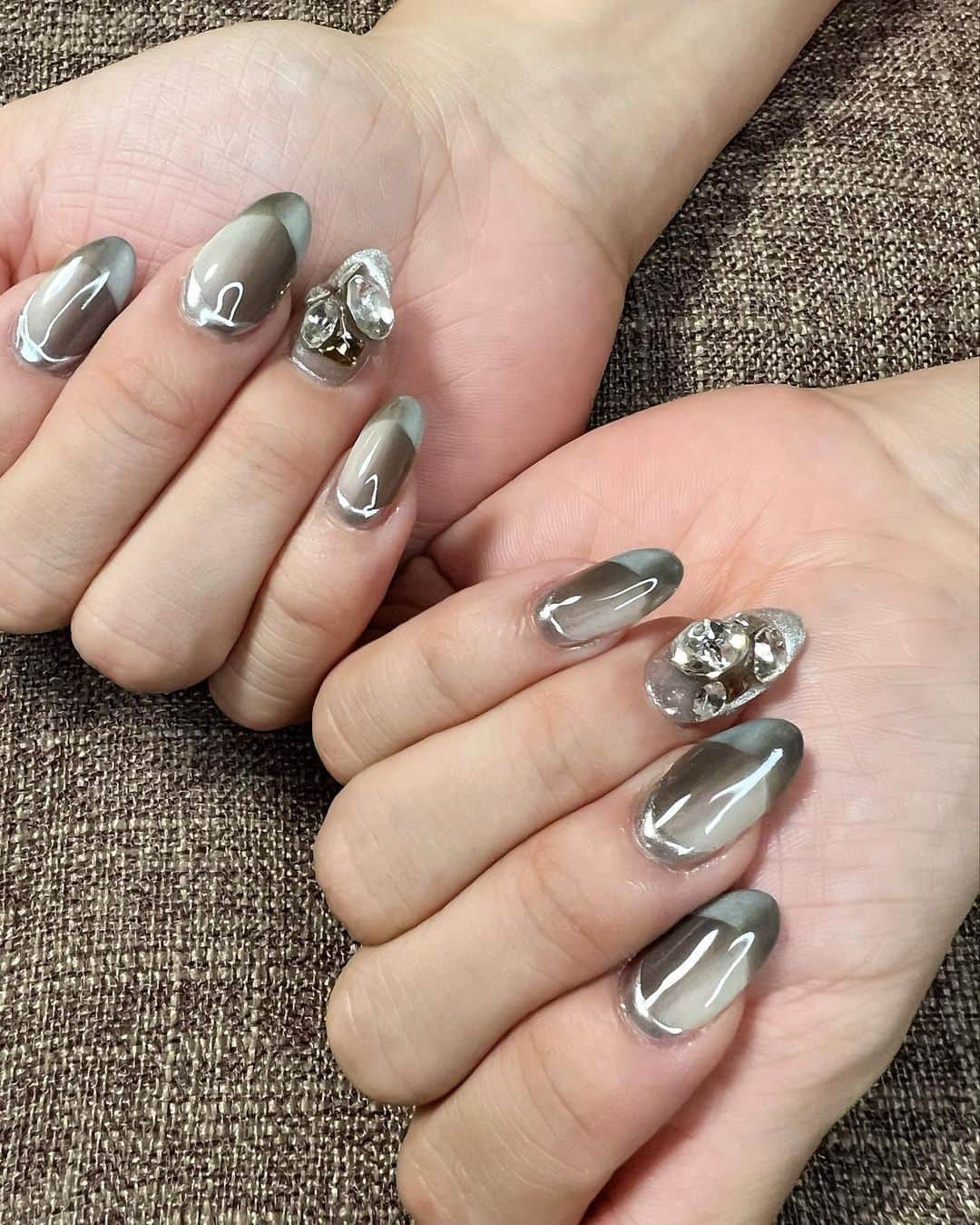 HIDEKiSMのインスタグラム：「そういえば前回のネイル💅載せ忘れちゃったから載せるね❤️  チャコールグレーの縦ライングラデネイル🫶 根元にはシルバーを足して上品さを。 安定の左手の薬指にはシルバーのマグネット🧲を敷いた上にゴリッとストーン💎を乗せて全体のアクセントに。 A/Wの大人っぽくもゴージャスなネイルに仕上げてもらいました🤎✨  @eastnail_0203   ちなみに自爪です。 本当爪強くなってて凄すぎ。  #ENViiGABRIELLA #HIDEKiSM #エンガブ  #ヒデキズム #エンガ部 #ENGA部 #nail #naildesign」
