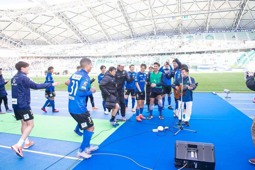 梅崎司さんのインスタグラム写真 - (梅崎司Instagram)「ホーム開幕戦勝利！！ 15705人、最高の雰囲気でした。 勝って更に最高の雰囲気。 幸せな瞬間でした！ まだまだ勝ち続けたいし、多くのお客さんと一緒に歓びを分かち合いたい！ 次もホームで勝ちましょう！ レゾナックドームでお待ちしています！ #大分トリニータ #梅崎司  #1万人越え #15705人」2月26日 22時16分 - umeman7