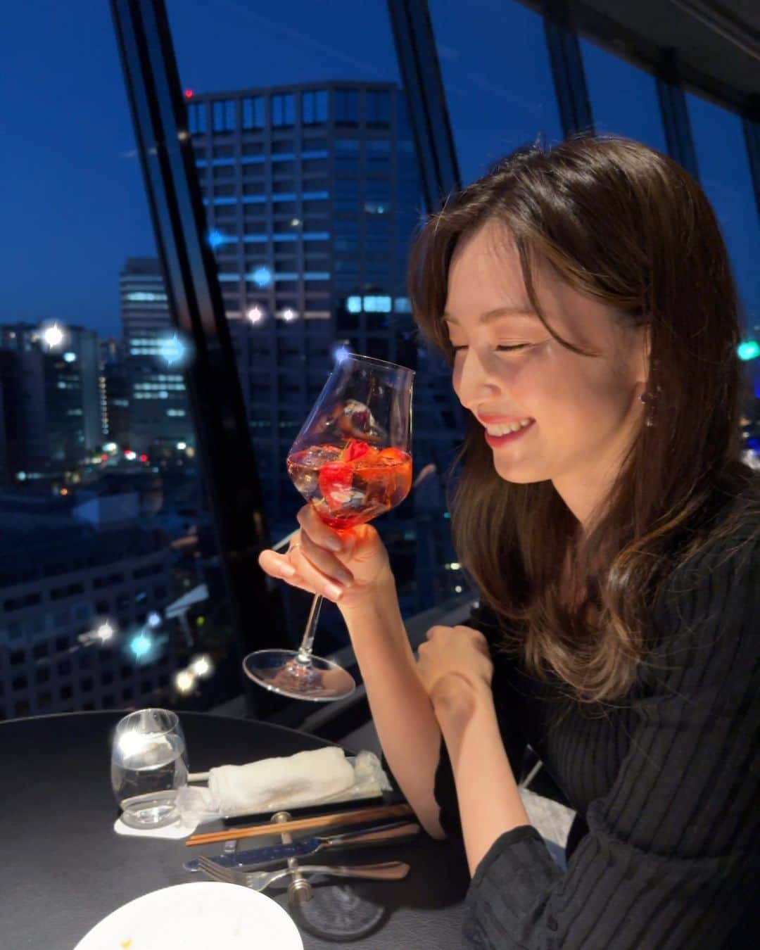 有村実樹のインスタグラム：「💍 誕生日、そして7回目の結婚記念日。 ⁡ 出会ってから18年。 ⁡ ⁡ 結婚生活や私に対して、もっとこうしていきたいとか、こうしてほしいとか何かある？と質問したら、これ以上求めるものなんて何もない、十分だ、と言ってくれました。 ⁡ なんて幸せなことだろう。 ⁡ 一緒にいてくれてありがとうの気持ちを忘れずに。 当たり前に居ると思ってしまいがちな家族に対してこそ、リスペクトと努力する気持ちを忘れずに。 ⁡ 良くも悪くも人って慣れていくものだから、節目節目で改めて気を引き締めていかないとね。 ⁡ ⁡ 大ちゃん、ありがとう。 これからもよろしくね。 ⁡ ⁡ ⁡ ⁡ ⁡ ⁡ #結婚記念日 #誕生日 #夫婦 #家族」