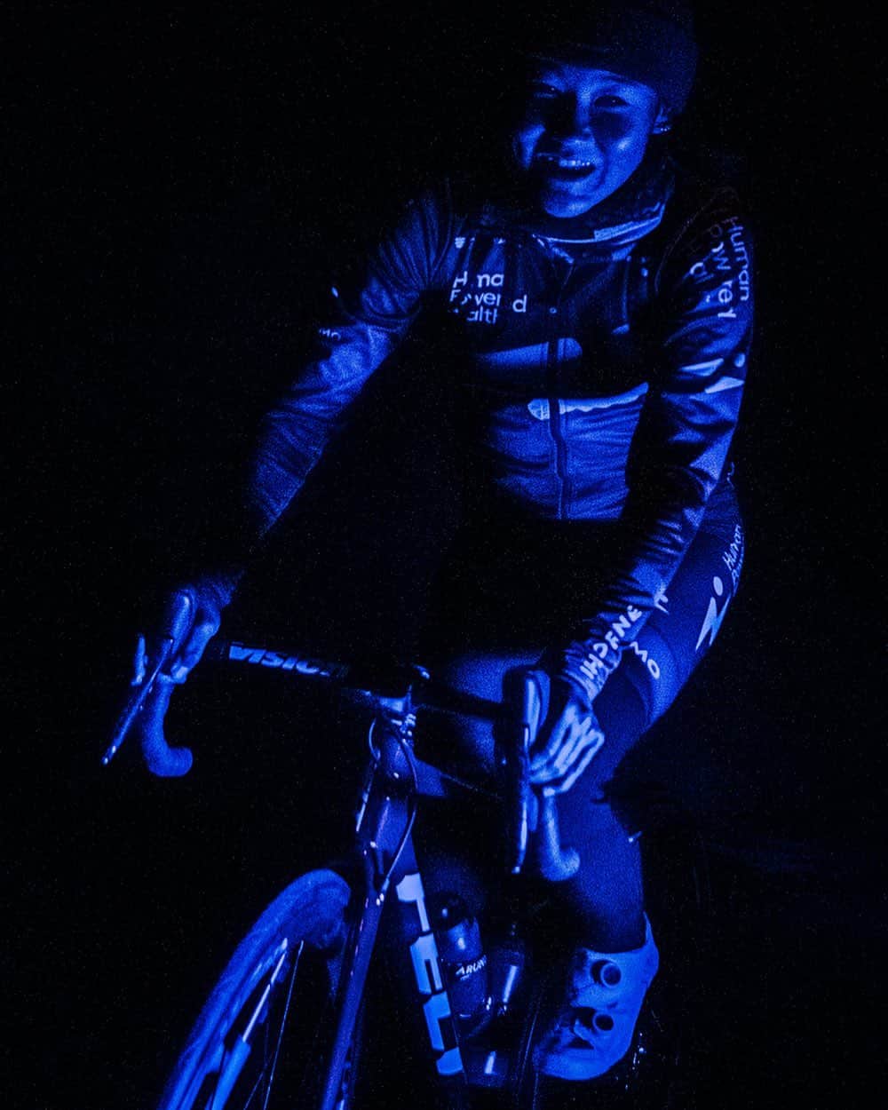 のインスタグラム：「Dark/Light presentation 😊at @omloophetnieuwsbladofficial 🕺🏻💃🏻Start with good feeling 💃🏻but I realized not I wanted to be in the race. But I’m getting better race by race anyway, it’s good point 👌🏻 . . To be honest, I’m disappointed myself but just patiently keep working hard, work in progress 🫡 @hphcycling  Back to Belgium 🇧🇪 in GP Oetingen on 8th March, see you then 👋🏻 . . 📸: @oskarsbrook  #今日のエリさん　#HumanPoweredHealth」