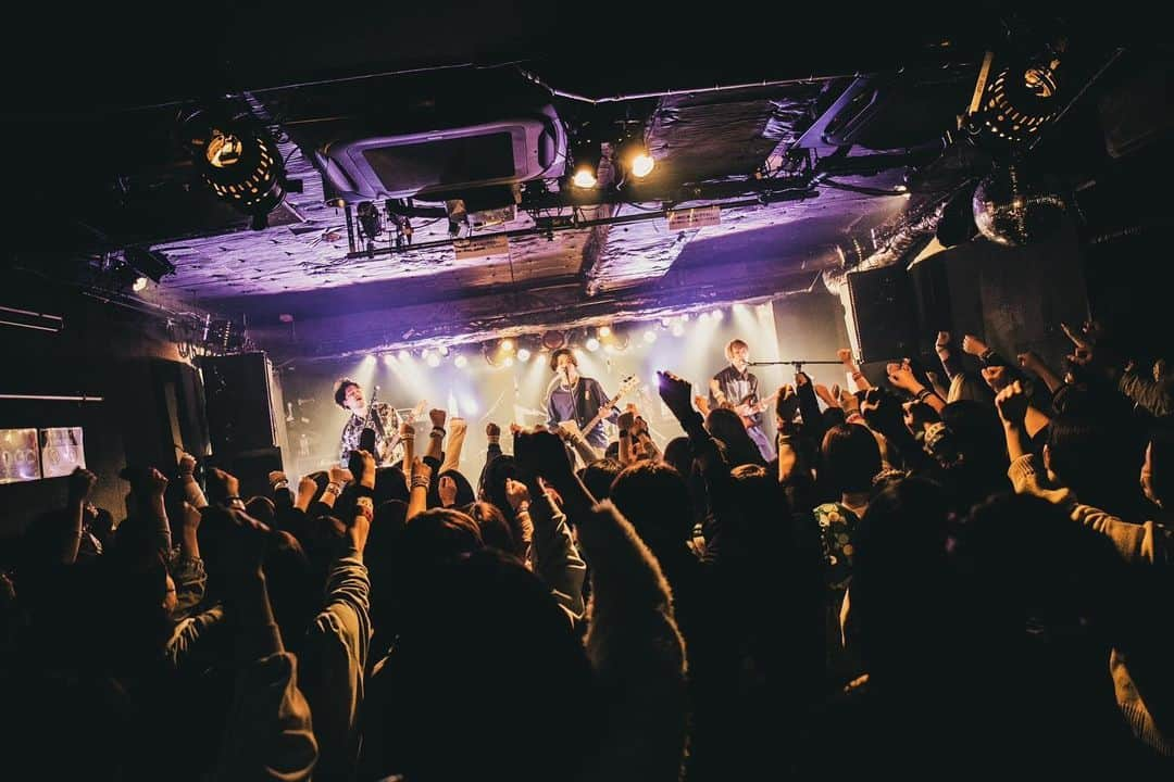 VOI SQUARE CATのインスタグラム：「2023.2.24 渋谷CLUB CRAWL 「BREAKING BIRTHDAY 睦ニキ生誕祭 〜祝ってくれるなら、あんたでもいいよ」  Thank you SOLD OUT!!  #セトリ 1.フルボリューム 2.ONLY HERO 3.冷炎 4.有名人になりたくて 5.L・A・B・Z 6.シリウス 7.Jump!Jump! 8.絶対宣言 9.Reality 10.軌跡 11.心のキャッチボール 12.bravery 13.Everyday 14.ネコカブリダンス 15.偽善者 16.DIVE 17.共に en.ヒカリ en2.Re Start  Photo by @mnmy_0073  #渋谷CLUBCRAWL #voisquarecat #ぼいすく #ライブ #バンド #ライブバンド #ロックバンド #邦ロック #ライブ写真」