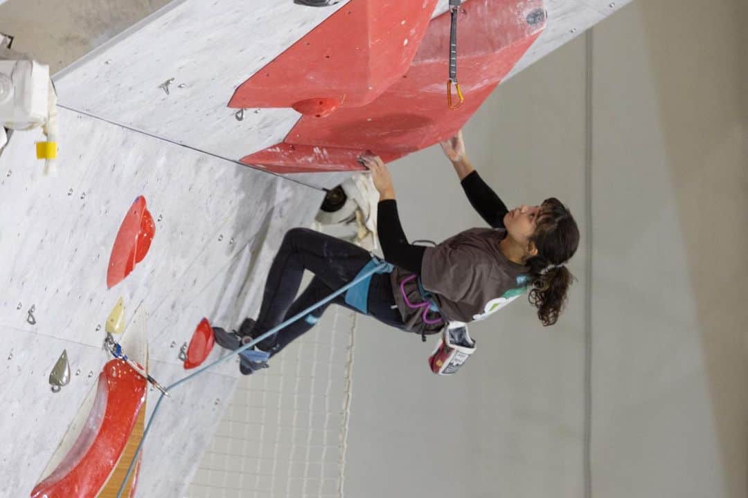 中村真緒のインスタグラム：「Lead Japan Cup 2023🔚 ・ ・ 19位でした！ BJCで心折れ、とりあえずの気持ちでエントリーしたLJC。 なんの気負いもなかったのがよかったのか、予選から準決勝まで出し切ることが出来ました🤩 側から見れば、大したことない順位でも、圧倒的に実力以上の結果すぎるので本当に、あれ、、？と言った気持ちです😇 印西の壁苦手すぎ&そもそもリード弱すぎなので、一生予選通過できないとまで思っておりました、、笑笑 ・ ・ とりあえず、ボルダーより順位良いのどういうこと？って感じでちょっと悲しいので、ボルダリング引き続き頑張ります。 ・ ・ 📸by @jmsca_official  ・ ・ @mudhand_cb @phiten_official @frictionlabs @tenayaclimbing #日新火災 #climbing #bouldering #クライミング #ボルダリング #マオハンド @climb_junkie」
