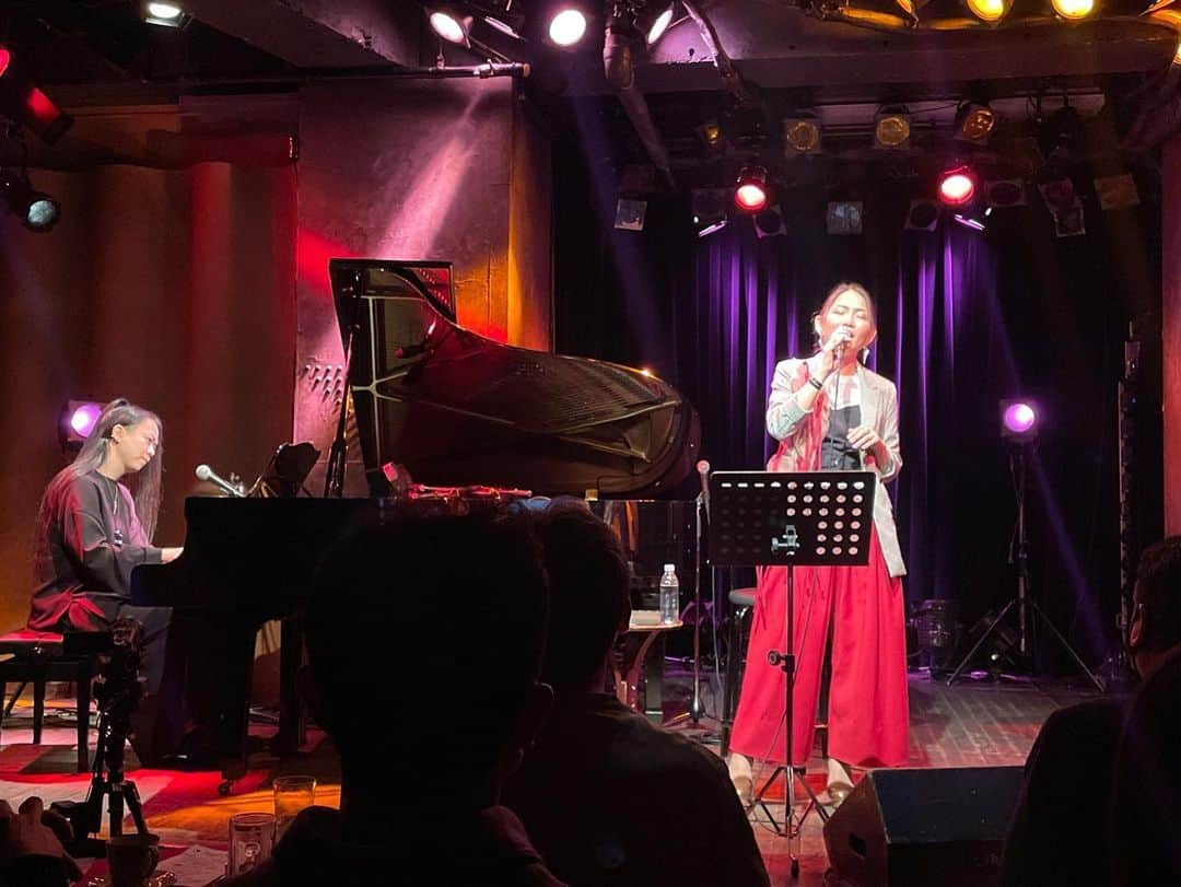 宮本美季さんのインスタグラム写真 - (宮本美季Instagram)「「Love stories vol.3」たくさんのご来場ありがとうございました！ @chika.midori の極上の歌を堪能して涙。そして @toshitakashibata のピアノはやっぱりめっちゃエモくて最高すぎた。何より皆様からのお便り、リクエストに終始目頭が熱くなる一日でした。皆さんありがとうございましたー！　#lovestories」2月26日 22時41分 - mikivoice