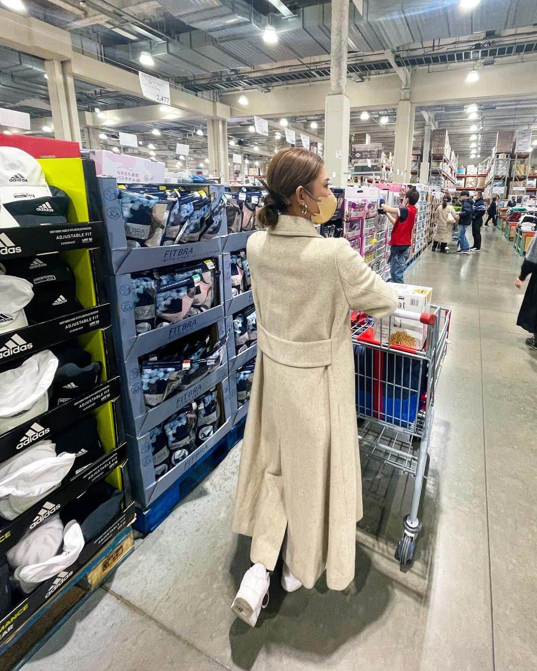 坪井ミサトのインスタグラム：「コストコで買いだめ🔥  【購入品】 •オイコス •玄米 •鶏むね肉 •鶏もも肉 •冷凍ミックスベリー •ミックスナッツ •オーツミルク •レモン •夜ご飯の寿司とサラダ  帰ってきたら鶏肉の下味との戦い🔥笑  #健康食 #コストコ #costco #作り置き #下味 #ヘルシー #ダイエット #健康美 #food #fitness #workout #gym」