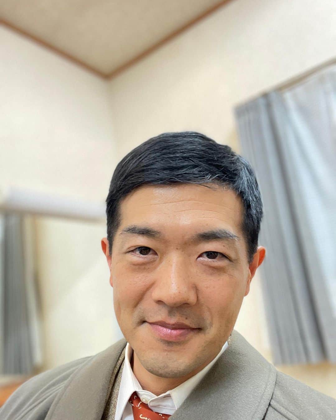 関幸治のインスタグラム：「#おじさん #頭が茄子のヘタ  #3月頃放送予定」