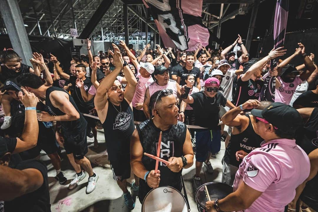 フィリップ・ネヴィルさんのインスタグラム写真 - (フィリップ・ネヴィルInstagram)「A great atmosphere under the lights at the DRV to start our MLS campaign for the new season 🖤💗」2月26日 22時37分 - philipneville18