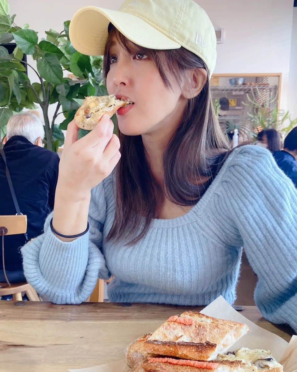 日里麻美のインスタグラム：「* パン食いを主張  宮崎のMUSAKA_Hubのこだわりパンを🍞 美味しい♥♥♥ オープンとほぼ同時にいって 食べ終わる頃にはほぼパンは売り切れ😵 ぜひ、宮崎へいらしたさいは！  3/21は野球イベント！絶対きてほしいチケット詳細はまた後日⚾  * *  【販売中】 💠抑えきれない胸の鼓動　DVD & Blu-ray Amazonなどで購入できます 💠グラビア学園　グラビア動画&デジタル写真集　Amazon、DMMで購入できます  【TV、Web】 💠さまぁ～ずチャンネル　『訳あり女』『アシスタントオーディション』  💠YouTube　『ひさっちゃんねる』で検索  💠橋上秀樹アナライズTV アシスタントMC  💠チョコブラABEMA限定動画  💠Abema「BAZOOKA!!!」#12  【イベント】  💠3/4  まーすた下北沢ゲスト🀄 💠3/11  まーすた王子ゲスト🀄 💠3/14  カンカンタイム(配信チケットアーカイブのチケット情報から買えます！) 💠3/21  野球イベントin阿佐ヶ谷ロフトＡ(主催！) * * * #宮崎　#musakahub #パン #ジャイアンツ #こだわりパン」