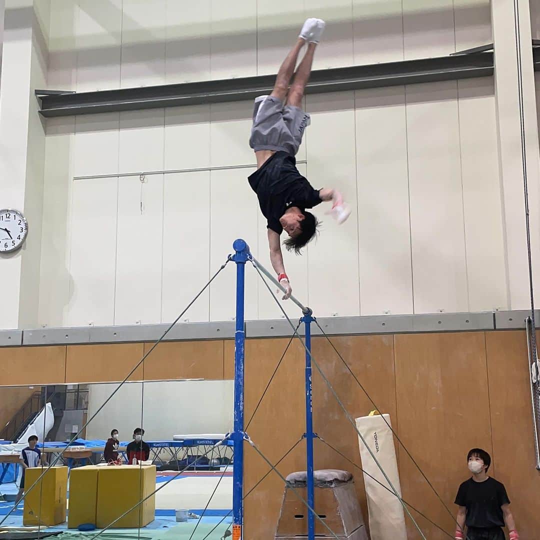 田中佑典さんのインスタグラム写真 - (田中佑典Instagram)「. 神奈川県のジュニア強化練習会へ  ゲスト講師としてお呼びいただき 慶應義塾大学での練習会におじゃましました  これまでの体操人生で改良を重ねて ほぼ毎日続けている柔軟と準備体操のメニュー いいとこどりしてねってことで説明しながら 中高、大学生も一緒に試してみました  所属でいつも行う柔軟や準備体操に加えて 自分に必要だと思うことを探して試して 体の変化に合わせてメニューを足したり引いたり 自分だけの整え方を探し続けてね  #体操競技」2月26日 22時48分 - yu_suke_tanaka_