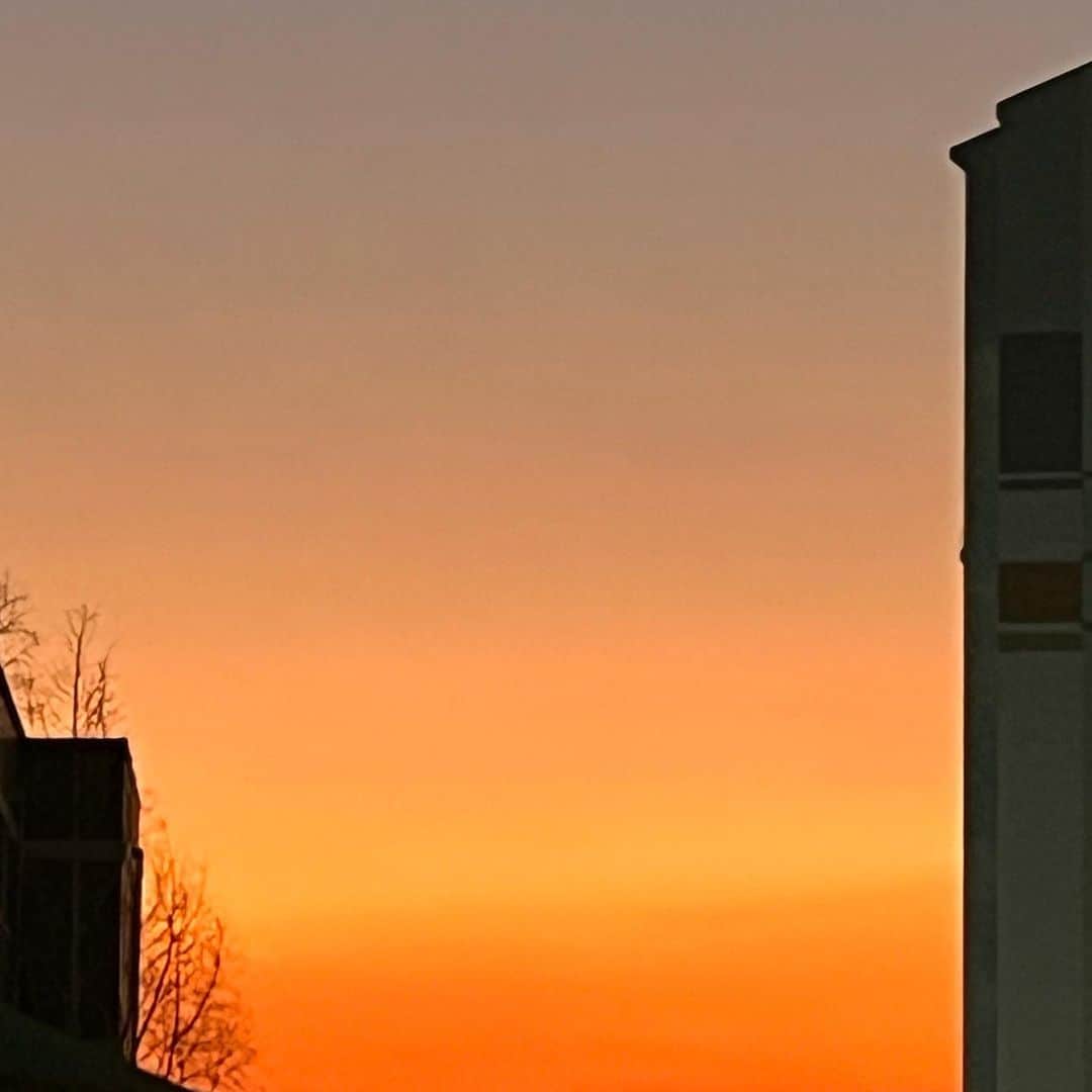 三浦由衣のインスタグラム：「今週もお疲れ様でした🌇  (⚠️長文注意)  韓国にやって来て もう11ヶ月が過ぎました。 (早いね)  最初の頃は 見るのもストレスになってたハングルの看板も(謎のハングル拒絶反応)  最近はさほど気にならなくなってきました。笑  日本にいる頃は あれほど欲していた 韓国語も  韓国にいると 日本語が恋しくなって 大好きだった日本の歌を 数年ぶりに聴いたり 日本語の本を読んだりしているのです。(不思議)  そういえば私にとって 外国語 (現地語じゃない言葉)って心の拠り所だったなあ、と改めて感じていたりします。  うんうん、そうだったよね。  それぞれのストーリーがあって。  ちょっとずつ交わり合っていて。  韓国語を学ぶ意味なんて 「楽しいから、ワクワクするから」しかなかったけど、 結果それが誰かのワクワクのお手伝いに繋がっているのであれば、それほど嬉しいことはないし、やっぱり続けててよかったな、と思います。  韓国語をきっかけに 出会えたたくさんのものに 今日もありがとうでございます🕊️  書き始めたらやたら長文になってしまいました。  好きのエネルギーは あなたのもの もっと自信を持って 進んでも大丈夫  っと  、私が言っております。  잘 자요~~🌙  @miura_yui_    #韓国  #韓国語 #韓国語勉強」