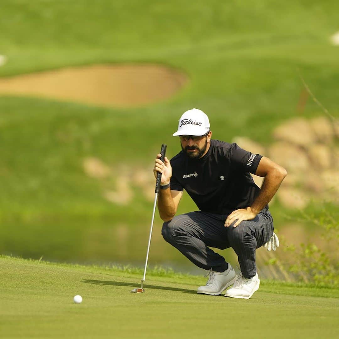 フランチェスコ・ラポルタのインスタグラム：「Fun week here in India 🇮🇳, played some good golf after a bad start on the first round. T32 in the end with some slowly improves. Time for a week with the fam and get ready for Kenya 🇰🇪  —— #hydrogen #allianzitalia #titleist #footjoy #borgoegnazia #sandomenicogolf #tribesstore #heroindianopen #dpworldtour」