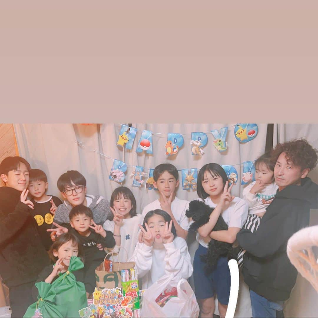 Kazukiさんのインスタグラム写真 - (KazukiInstagram)「りた♡5歳 happy birthdayの日🥳🎂✨ ・ 父がお空に逝った日に 生まれてきたりっ君… ・ 父と顔と小顔なのがそっくり！！ 生まれてきてくれた時は顔がハッキリし過ぎて、 あまりにも父に似ていたのでビックリしました🥰 ・ 毎日寝る時は、りたママの隣がいい〜💕って ママべったりのりっくんもこの春から年長さん✨ ・ 長男、四男と同じで小柄だけど、 優しさと運動神経はピカイチ✨ ・ 最近は妹の春ちゃんに おいで〜♡って両手を広げられて、 どっちが上か分からないですが、 妹にデレデレのりっくんも可愛いです💕 ・ 兄姉妹達から沢山お祝いしてもらい、 あみ〜には手作りのお菓子ロボットをもらいました🙌✨ ・ みんないつもありがとう♡♡ ・ りたに沢山のお祝いメッセージや プレゼント🎁と💌ありがとうございました💕💕 ・ ・ #5歳#年中さん#六男#1月生まれ#おめでとう#六男七女#13人兄妹#兄姉妹たちからのプレゼント#春から年長さん#宝物#漆山家#産まれてきてくれてありがとう#大家族#生まれ変わり#ご縁に感謝」2月26日 23時09分 - kazuki13mama