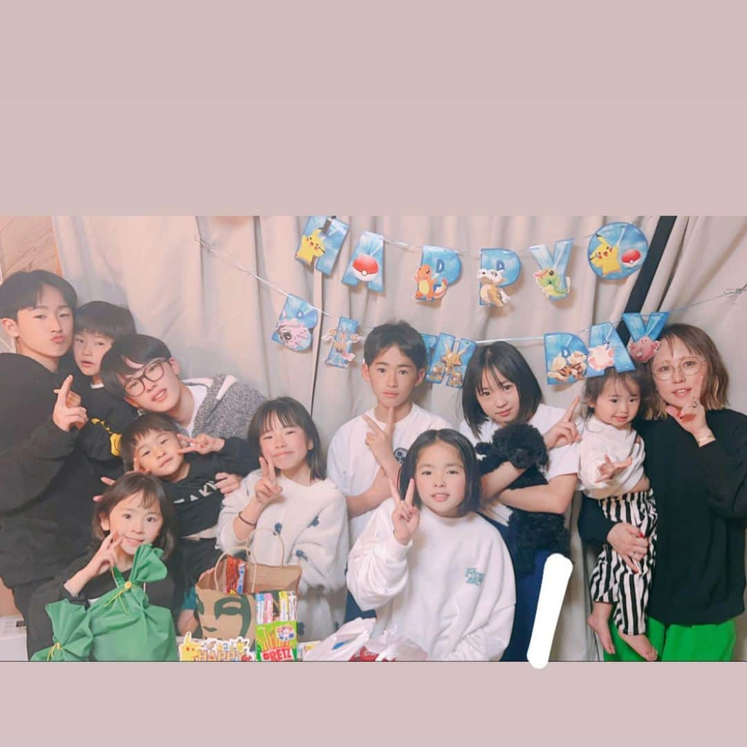 Kazukiのインスタグラム：「りた♡5歳 happy birthdayの日🥳🎂✨ ・ 父がお空に逝った日に 生まれてきたりっ君… ・ 父と顔と小顔なのがそっくり！！ 生まれてきてくれた時は顔がハッキリし過ぎて、 あまりにも父に似ていたのでビックリしました🥰 ・ 毎日寝る時は、りたママの隣がいい〜💕って ママべったりのりっくんもこの春から年長さん✨ ・ 長男、四男と同じで小柄だけど、 優しさと運動神経はピカイチ✨ ・ 最近は妹の春ちゃんに おいで〜♡って両手を広げられて、 どっちが上か分からないですが、 妹にデレデレのりっくんも可愛いです💕 ・ 兄姉妹達から沢山お祝いしてもらい、 あみ〜には手作りのお菓子ロボットをもらいました🙌✨ ・ みんないつもありがとう♡♡ ・ りたに沢山のお祝いメッセージや プレゼント🎁と💌ありがとうございました💕💕 ・ ・ #5歳#年中さん#六男#1月生まれ#おめでとう#六男七女#13人兄妹#兄姉妹たちからのプレゼント#春から年長さん#宝物#漆山家#産まれてきてくれてありがとう#大家族#生まれ変わり#ご縁に感謝」