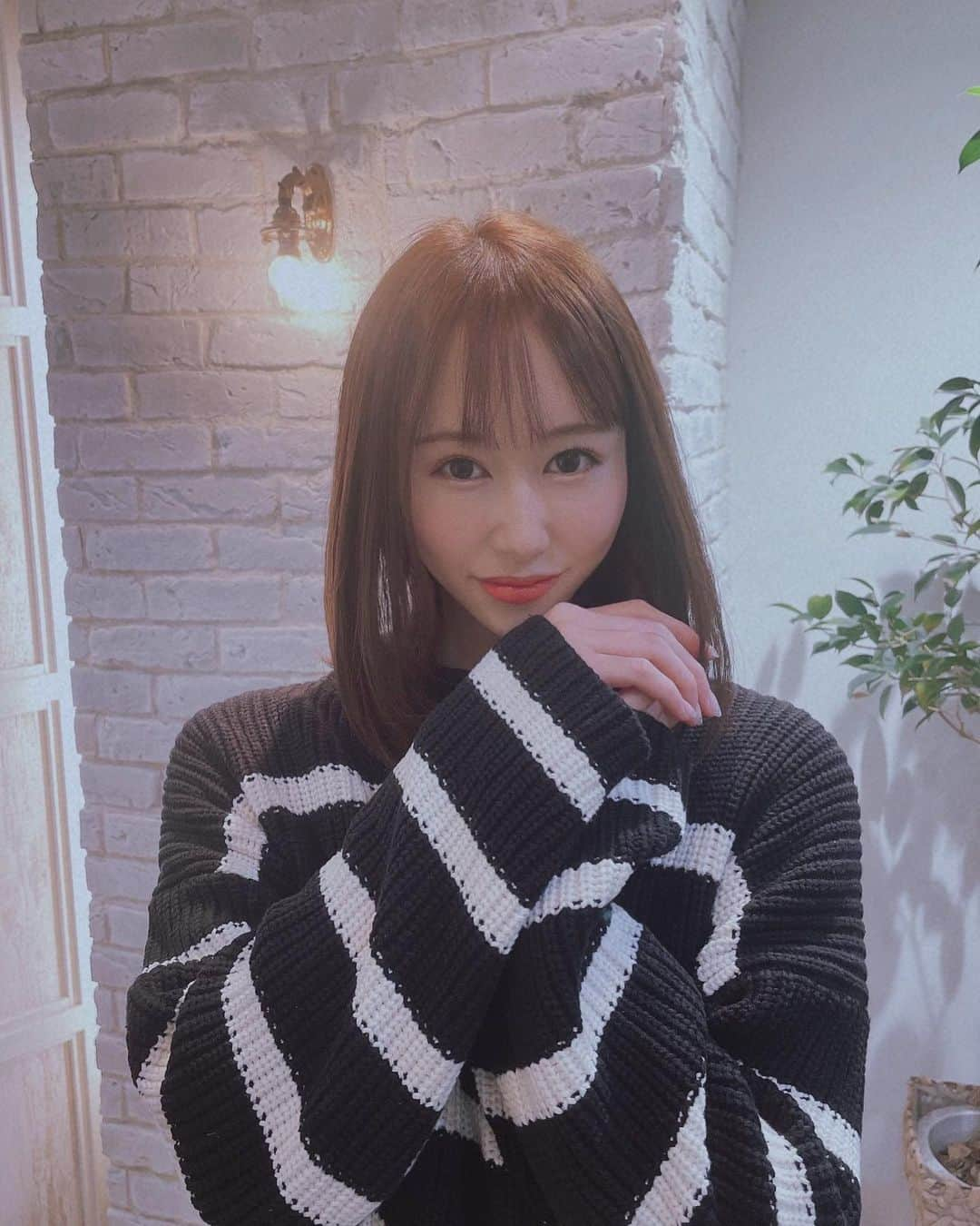 小林香菜さんのインスタグラム写真 - (小林香菜Instagram)「インスタ更新しなさすぎって言われたから更新し始めようと思う🫡  よくdmでお店行きたいんだけどシャンパン入れられなくて行けませんなどメッセージ頂きますがシャンパン入れなくても会いに来てくれるだけで嬉しいですよ🫶💕 シャンパン入れて貰ったらストーリーあげてるだけで普通に入れない方もいるのでそこは大丈夫🙆‍♀️ 入れてくれたら嬉しいけどまずは会いに来てくれないと何も始まらないから🤭 あとは会員制なんですねってよく言われるけどそういうわけでもないから来店して下さる方はdmしてくれたら私が予約取るから来れます🙆‍♀️  写真は美容院行った時の💇‍♀️ つやつや💇‍♀️  また明日からみんなもお仕事頑張ってね🫶  #ラウンジ　#ラウンジネクスト　#ラウンジ嬢　#会員制と見せかけて会員制じゃない　#笑　#六本木　#シャンパン　#🍾　#美容院　#harrystyles #💇‍♀️」2月26日 23時21分 - kanaful