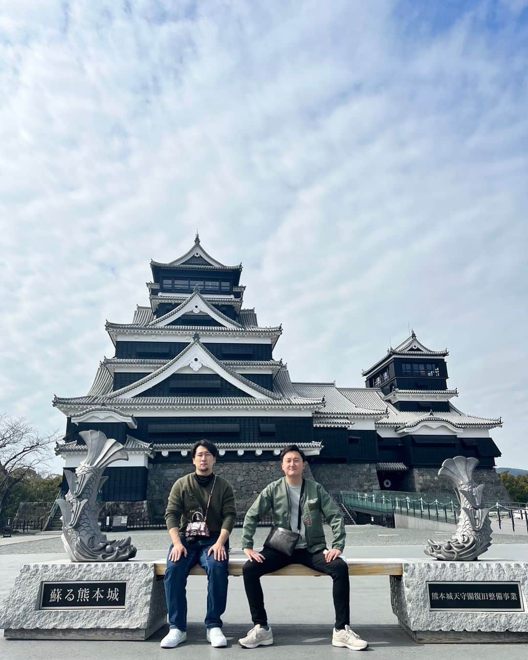 宮澤奎太のインスタグラム：「中学からの親友が熊本に来た！！  思えば４年前の3月、 中学から大学までずっと一緒だったので、 卒業式の夜、お互い大泣きして別れたのですが、 その3日後(熊本に引っ越した2日目)、「面白いかと思って来てみた」と アポ無しで我が家に来た変な友達です。  ４年経ったので、その時よりは良いところを案内できたと自負しています…  #KKT #アナウンサー #宮澤奎太」
