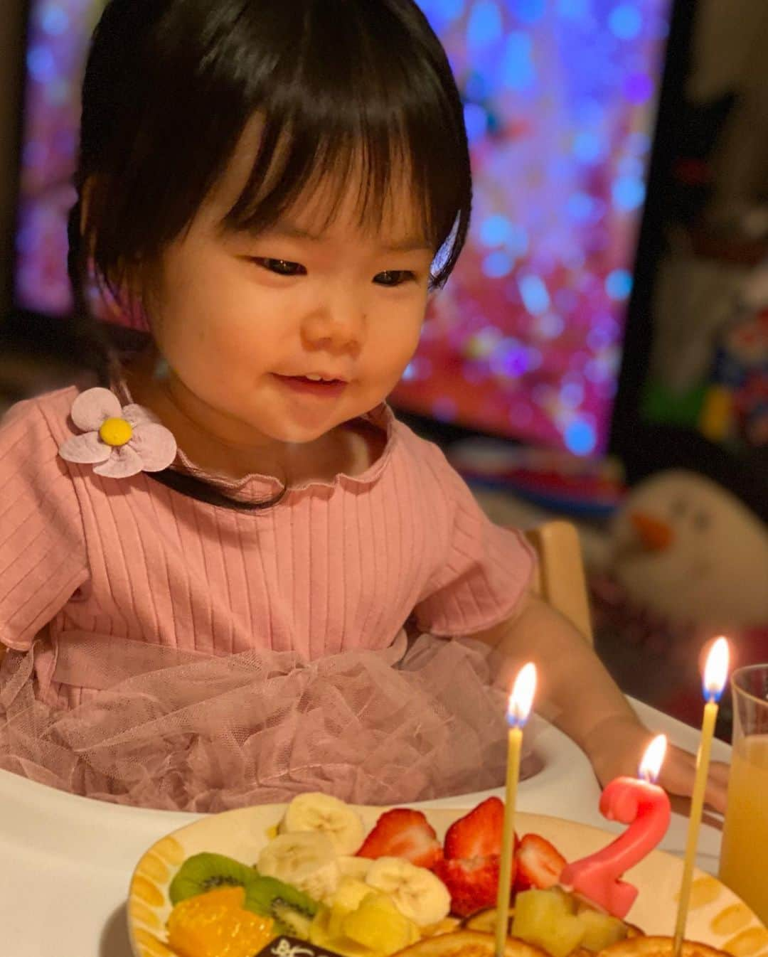 谷桃子さんのインスタグラム写真 - (谷桃子Instagram)「コモモちゃん♡♡ 2歳のお誕生日(*´꒳`*)✨🌸  もう2歳だって🥰✨✨ 早いね〜✨  最近はお喋りが上手になって、 覚えたての言葉を何度も何度もリピートしている姿を見ると、可愛くて仕方がないです(*^^*)✨💓✨✨  イヤイヤ期も全開で大変ではありますが、やはり我が子が一番可愛いと思う、親バカ健在です❤️❤️  #コモモちゃん成長日記  #2歳誕生日  #イヤイヤ期 #何を言ってもイヤ #着替えない #オムツも変えない #歯も磨かない #お風呂から出ない #出たと思ったら体を拭かずに裸で逃げ回る #髪の毛を乾かさない #寝ない #パパママ疲労困憊 #でも可愛い」2月26日 23時23分 - momoko5999