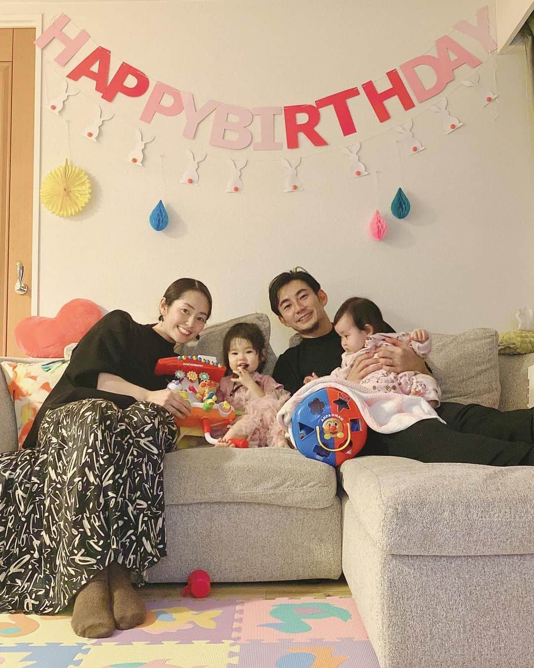 谷桃子のインスタグラム：「コモモちゃん♡♡ 2歳のお誕生日(*´꒳`*)✨🌸  もう2歳だって🥰✨✨ 早いね〜✨  最近はお喋りが上手になって、 覚えたての言葉を何度も何度もリピートしている姿を見ると、可愛くて仕方がないです(*^^*)✨💓✨✨  イヤイヤ期も全開で大変ではありますが、やはり我が子が一番可愛いと思う、親バカ健在です❤️❤️  #コモモちゃん成長日記  #2歳誕生日  #イヤイヤ期 #何を言ってもイヤ #着替えない #オムツも変えない #歯も磨かない #お風呂から出ない #出たと思ったら体を拭かずに裸で逃げ回る #髪の毛を乾かさない #寝ない #パパママ疲労困憊 #でも可愛い」