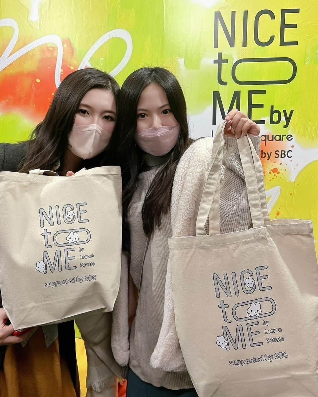 松丘雪那のインスタグラム：「この間LemonSquareさんのイベント NICE TO ME に招待していただいて 参加してきました❤️🍋 @cchannel_lemonsquare   たくさんのコスメ、美容関係のメーカーさんの新商品やいいところを知れてとても幸せでした！ それにみかほたんにもあえた💕  動画にのせたのは 特に可愛かったブース💕  参加していた企業さんの中で気になった商品をのを書きつつ下にリストを書いていくね🍋  @sbc_doctors_cosmestore  ドクター監修美容ドリンク、まつ毛美容液など。まつ毛美容液使ってたら長いって褒められた！  @blendberry_beauty  キラキラ！可愛いコスメがいっぱい！ キラキラコスメとか💕  @momsbathrecipe.jp  パックに見えるけれど実は垢すり！ ストロングと普通のがあって 綺麗なツルツル肌目指せる！  @ibc_style  美容外科！安い！だけど技術良さそう！  @depaco_official  松坂屋オンラインコスメストア&メディア  @amusebeaute  コスメセレクトショップ  @etvos.jp  下地がすごい使える💕  @paulandjoe_beaute  新作のファンデの1番明るい色は誰にでも合うはず！すごくおすすめ！  @maryquant_official  クレイ入りの新しいクレンジングがすごい！  @ahc.japan  アイクリーム 韓国の女優さんに人気らしい  @meishoku_corporation  @somebymi.official_jp  @sunsorit  @forencos_japan  @ofood_jp  ↑他にもこんなにたくさん！！！！ ぜひ見てみてね！  #lemonsquare🍋 #nicetome #美容オタク #インフルエンサーイベント #美女 #かわいい #会えた #嬉しい #イベント #メイクオタク #メイク好きな人と繋がりたい #美容好きな人と繋がりたい #美容好き #メイク好き」