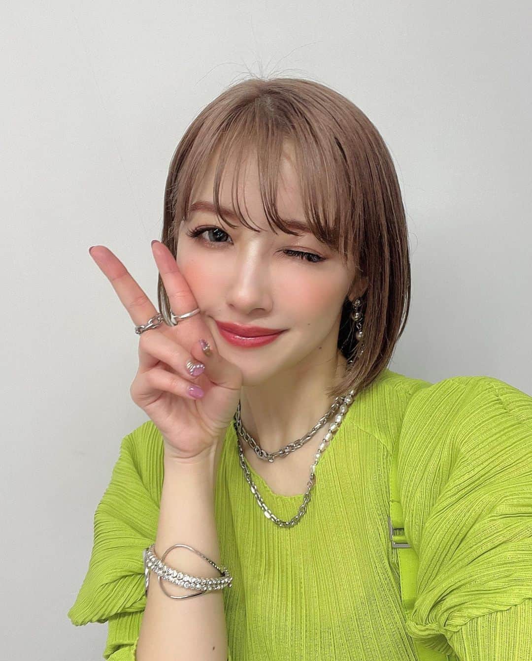 夏焼雅のインスタグラム：「𝙁𝙞𝙧𝙨𝙩 𝙙𝙖𝙮 𝙤𝙛 𝙡𝙞𝙫𝙚💚✨  MSMW初日!! 無事に迎える事が できました✨ 仙台まで来てくれたみなさん ありがとうございました😘💕  今年も全国各地行きますよ〜🫶🏻 たくさんの楽曲をお届けしていきたいと 思っているのでぜひぜひ私達に会いに来てね♡  #MSMW みんなで一緒に 盛り上げていきましょ〜✨✨  #仙台gigs  #MSMW #ずんだシェイク  #うまい♡ #今回はグリーン担当 #珍し!! #ずんだカラーやないかーい💚🤭」