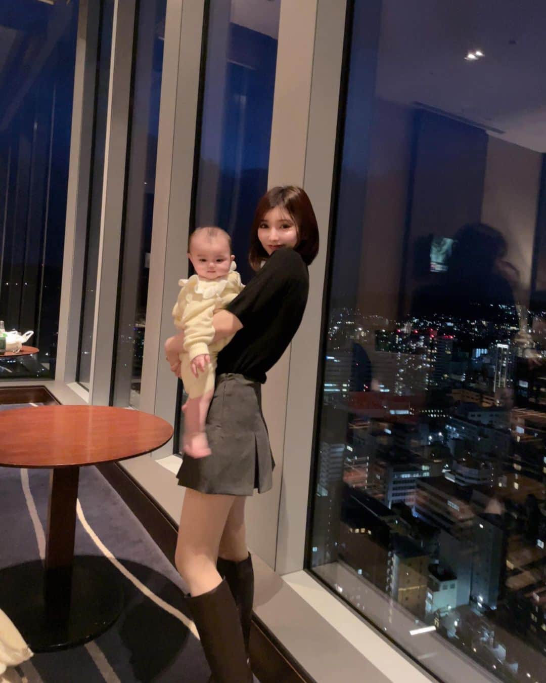 まりんのインスタグラム：「りれいちゃんっていつもほっぺた落ちそうになってる🤣🤣🫶🏻笑 それに大きいね🤣💖🫶🏻！  #7ヶ月ベビー #babygirl #赤ちゃんのいる生活 #女の子ママ」