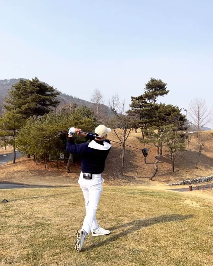 Lee Si-gangのインスタグラム：「첫라운딩🤟🏻 (투온 쏘고 버디했지렁🦋)  #골프#golf#ゴルフ」