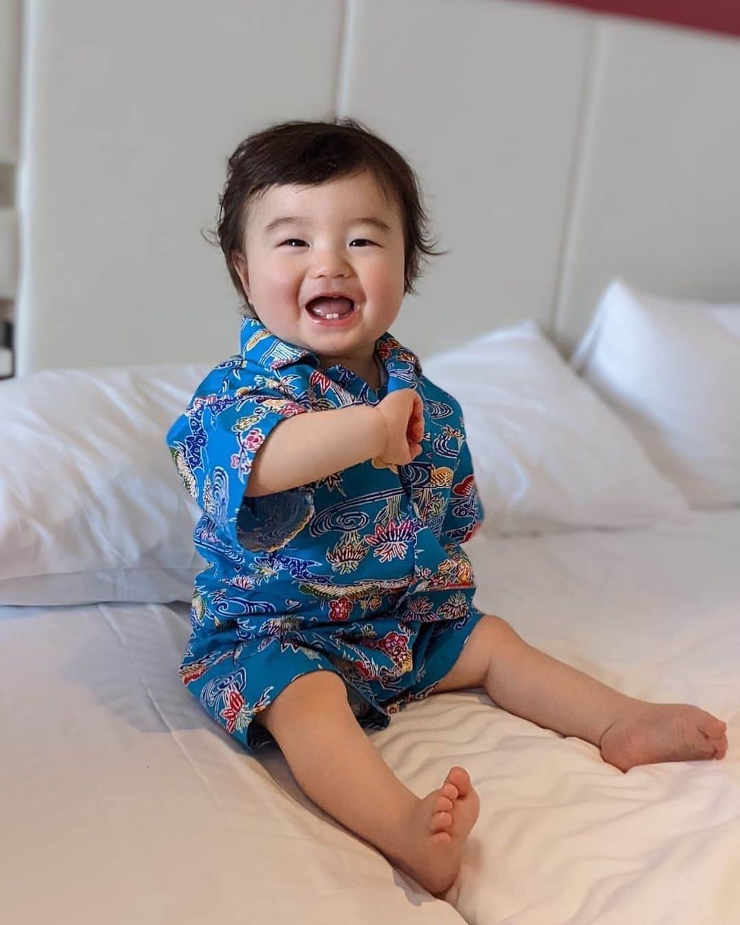 宇都宮まきのインスタグラム：「沖縄✈️👶 飛行機の中でCAさんに2時間手を振ってた😂 めちゃくちゃ女の人好きになってる💃🕺🤘👼🧚‍♀️ 先が思いやられる🫠 まじオカルト〜🤞🏝👙🐬」