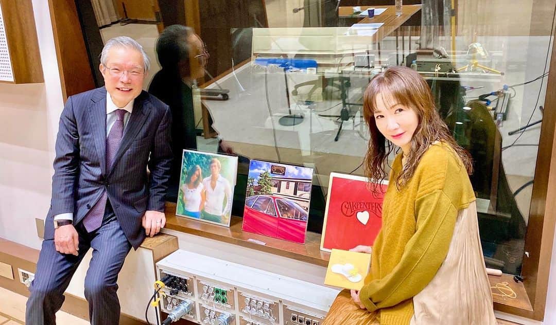 平松愛理さんのインスタグラム写真 - (平松愛理Instagram)「⁡ ⁡NHKラジオR-1『ディスカバー・カーペンターズ』ラストのCarpenters Cafe☕️聴き逃しのお知らせ🌷 ⁡ ゲストは日本にカーペンターズを紹介した偉大な方、朝妻一郎さん(音楽プロデューサーってことだけにしてと言われましたが…それは…）ごめんなさい、書きます💐 ⁡ 株式会社フジパシフィックミュージック代表取締役会長。アメリカの音楽出版社のサブ・パブリッシャーとして楽曲の著作権ビジネスでのキャリアを持ちフォーク・クルセダーズやジャックス、モコ・ビーバー・オリーブ、おニャン子クラブ、大瀧詠一、山下達郎などのヒット作を世に送り出してきた業界のパイオニア!! ⁡ "へーそうだったんですね〜!!そんなお話が聞けるなんて!!"と… 収録中ずっと感動しきりの私❣️✨ ⁡ 是非聴いてみて下さい🌈 ⁡ https://www.nhk.or.jp/radio/player/ondemand.html?p=7409_01_3844544 ⁡ 【1枚目写真】朝妻さんがライナーノーツを書かれたカーペンターズのアルバムの前でパチリ🤳✨ 【2枚目写真】昨年朝妻一郎さんが出版された『高鳴る心の歌  ヒット曲の伴走者として』 【3枚目写真】カレンに敬意を表した私のアルバム『可憐』(1998)のジャケットの帯&ライナーノーツは朝妻一郎さん!!✨🥰✨🌷サイン頂いちゃいました〜🙋‍♀️  #ディスカバーカーペンターズ #朝妻一朗 #カーペンターズ #カレンカーペンター #リチャードカーペンター #遙かなる影  #YesterdayOnceMore #愛のプレリュード #可憐 #hiramatsu_eri」2月26日 23時58分 - hiramatsu_eri