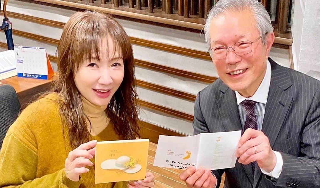 平松愛理さんのインスタグラム写真 - (平松愛理Instagram)「⁡ ⁡NHKラジオR-1『ディスカバー・カーペンターズ』ラストのCarpenters Cafe☕️聴き逃しのお知らせ🌷 ⁡ ゲストは日本にカーペンターズを紹介した偉大な方、朝妻一郎さん(音楽プロデューサーってことだけにしてと言われましたが…それは…）ごめんなさい、書きます💐 ⁡ 株式会社フジパシフィックミュージック代表取締役会長。アメリカの音楽出版社のサブ・パブリッシャーとして楽曲の著作権ビジネスでのキャリアを持ちフォーク・クルセダーズやジャックス、モコ・ビーバー・オリーブ、おニャン子クラブ、大瀧詠一、山下達郎などのヒット作を世に送り出してきた業界のパイオニア!! ⁡ "へーそうだったんですね〜!!そんなお話が聞けるなんて!!"と… 収録中ずっと感動しきりの私❣️✨ ⁡ 是非聴いてみて下さい🌈 ⁡ https://www.nhk.or.jp/radio/player/ondemand.html?p=7409_01_3844544 ⁡ 【1枚目写真】朝妻さんがライナーノーツを書かれたカーペンターズのアルバムの前でパチリ🤳✨ 【2枚目写真】昨年朝妻一郎さんが出版された『高鳴る心の歌  ヒット曲の伴走者として』 【3枚目写真】カレンに敬意を表した私のアルバム『可憐』(1998)のジャケットの帯&ライナーノーツは朝妻一郎さん!!✨🥰✨🌷サイン頂いちゃいました〜🙋‍♀️  #ディスカバーカーペンターズ #朝妻一朗 #カーペンターズ #カレンカーペンター #リチャードカーペンター #遙かなる影  #YesterdayOnceMore #愛のプレリュード #可憐 #hiramatsu_eri」2月26日 23時58分 - hiramatsu_eri