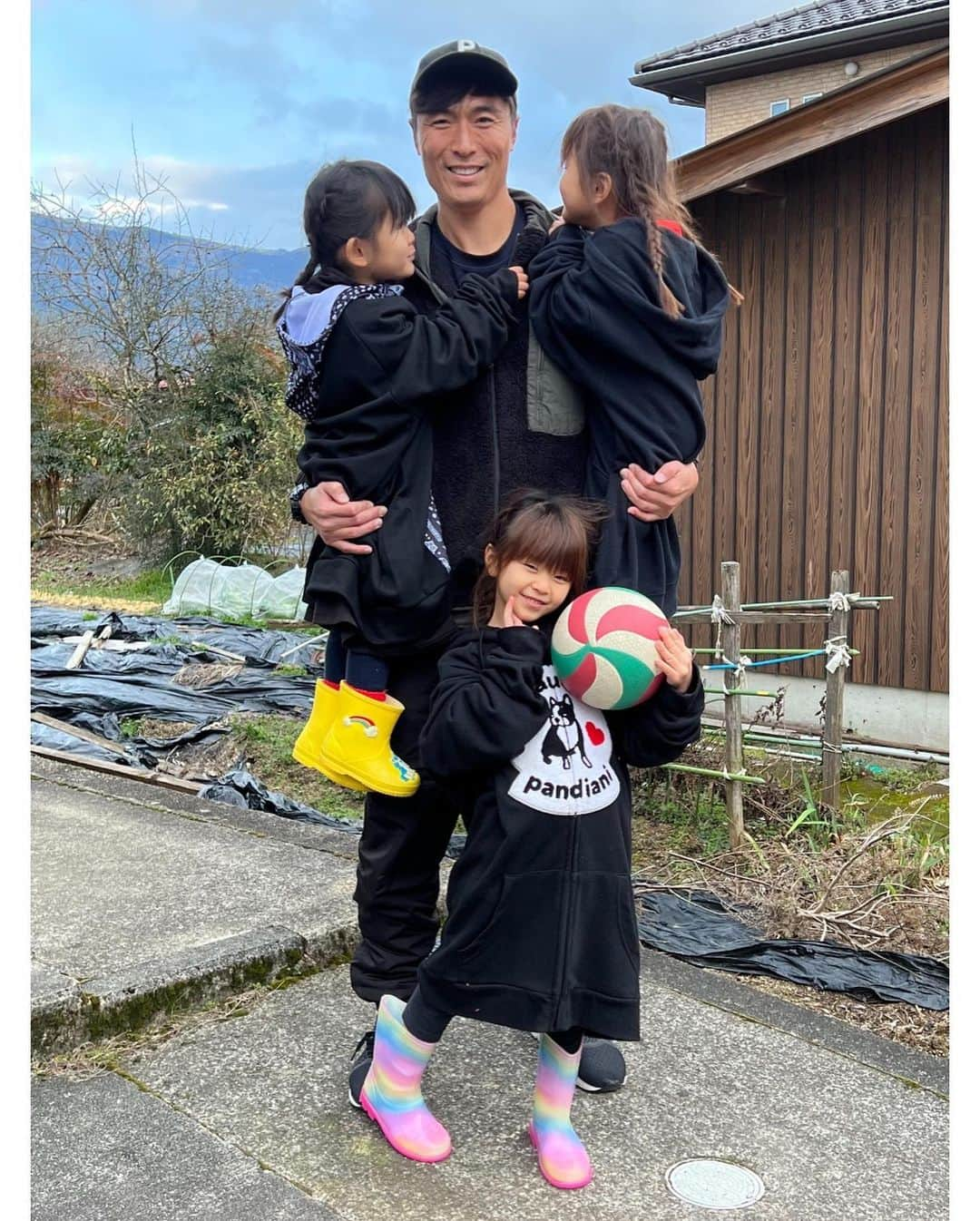 北野貴之さんのインスタグラム写真 - (北野貴之Instagram)「我が家に可愛い可愛い可愛い三姉妹のお姫様がお泊まりに👸 温かいお洋服がなかったため、お世話になるサッカージャンキー をお姫様3人に着させたら、オーバーサイズでかわいすぎる🥰😍  ファーストショット 「こっちみて〜」カメラの方に向けて言ったつもりが、2人の抱っこ姫がぼくをみる〜😍可愛い  手を繋いで公園(遊園地)に。 子供大大大大好きなぼくにとって最高の幸せな時間でした😘 遊びに来てくれて、ありがとう❤️‍🔥 朝はぼくのベットルームまでお姫様が起こしに来てくれて、ベットに入ってきて公園に行こうって🥰 幸せな目覚め💕 子供との時間はいつも全力で無心でいるけど。 ふともし心がけることがあれば✨ 自分の愛が心にと〜どけ〜って。 そして、自己肯定感あるセルフラブができる人へと✨」2月27日 0時03分 - takashi_kitano