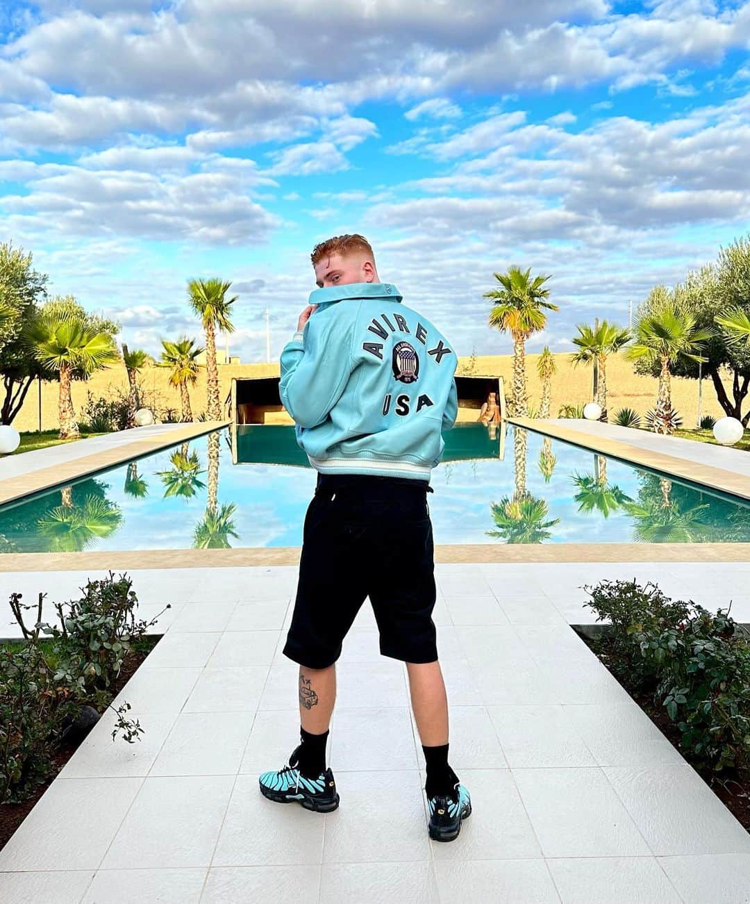 レオ・マンデラのインスタグラム：「back like i never left 💦」