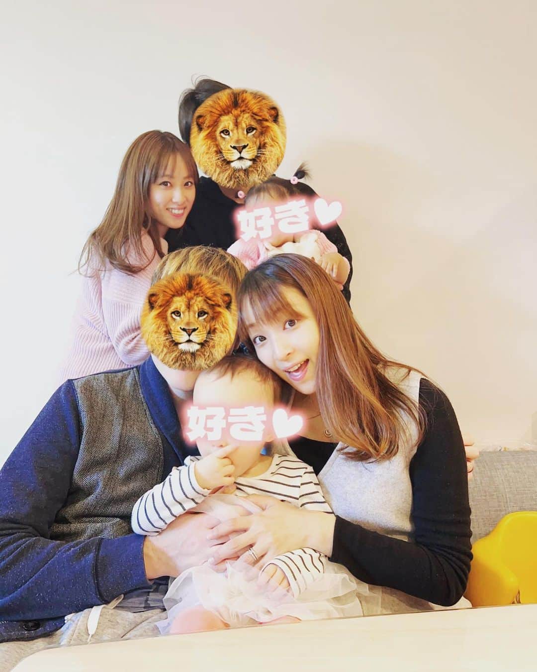 くぼたみかのインスタグラム：「新居に彩ファミリーが遊びに来てくれました🏠❤️家族以外で初のゲスト🥺嬉しい🥹  引っ越し祝いに頂いた大きめラザニアプレートで、早速ラザニアを作りました(夫が)🍕✨  娘たちもぐんぐん成長してて、前より一緒に遊べてるかな？ハグしてチューしてて親たち大興奮😂❤️もう性格もそれぞれちゃんとあって、見てて飽きなかった🥹  プレゼントたくさん抱えて遊びに来てくれた彩ファミリー優しすぎる🥺念願のマイホームに長〜い付き合いの友人が来てくれて、なんだか感慨深いものがありました😭❤️彩ありがとう🥹  We had the first guest to our new home today❤️😍 Thank you for all the presents and a great time💋💋💋」