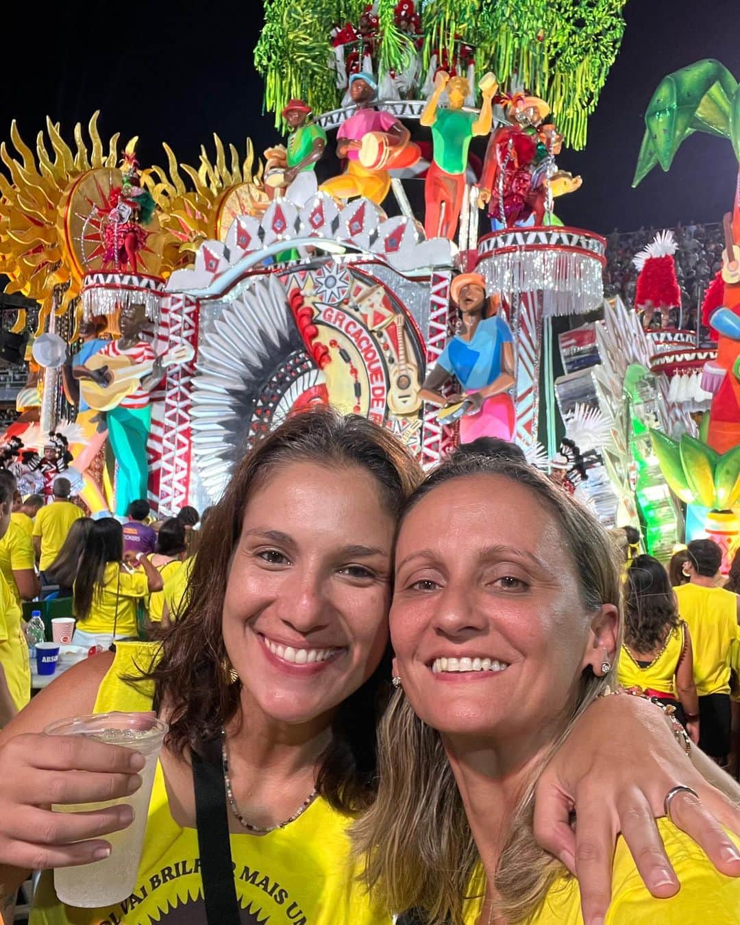 ファビアナ・オリベイラさんのインスタグラム写真 - (ファビアナ・オリベイラInstagram)「Amamos carnaval! E como é bom poder curtir novamente na avenida! Foi incrível!」2月27日 0時42分 - fabialvim