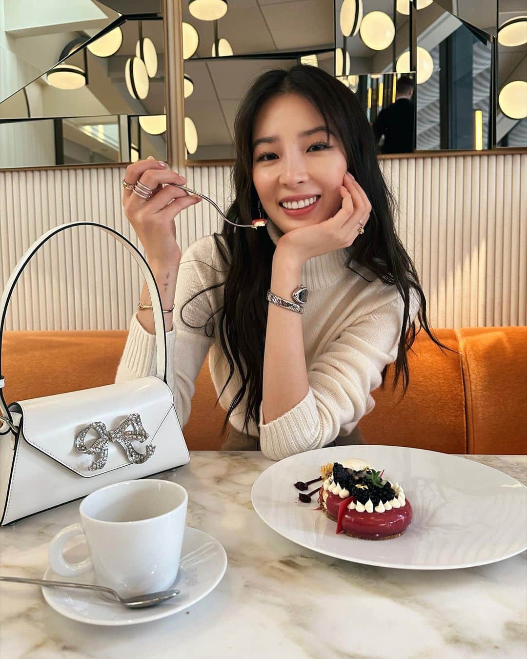 アイリーン・キムのインスタグラム：「A sweet Sunday afternoon🍰🎀 달달한 일요일💕」