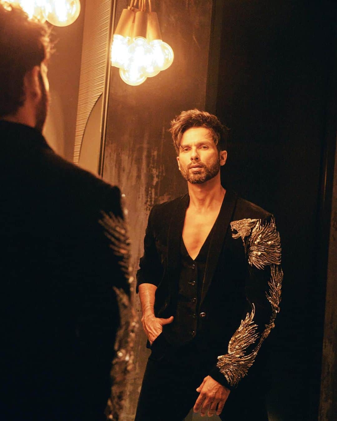 シャーヒド・カプールのインスタグラム：「ROAR   Shot by: @mayank_mudnaney  Makeup: @james_gladwin_  Makeup assistant: @mahendra.kanojia  Hair by: @aalimhakim Hair assistant: @shahrukhshaikh9519  Outfit: @gauravguptaofficial  Style by: @theanisha  Dressman: @thebombaydressman  Managed by: @chanchal_dsouza  Digital agency: @59thparallel  Security: @parvez_pzee」