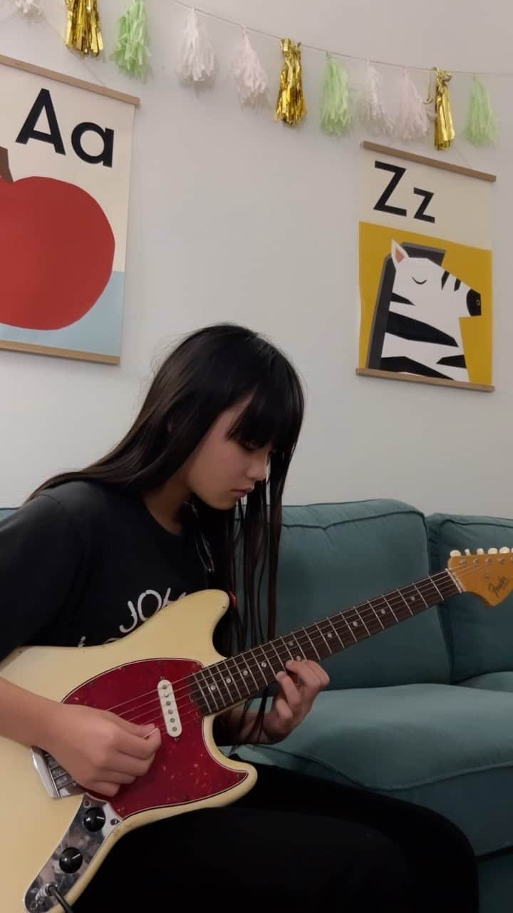 Zooey Miyoshiのインスタグラム：「She’s working on guitar solos now 🤘🏻 Can you guess what song this solo is from ?🎸🤗🌶️ Shout out to Zooey’s music teacher @bryankary for challenging her to level up ⚡️#musicwithzooey . . . . . #guitarsolo #guitarsolocover #rhcp #redhotchilipeppers #johnfrusciante #californication #fender」