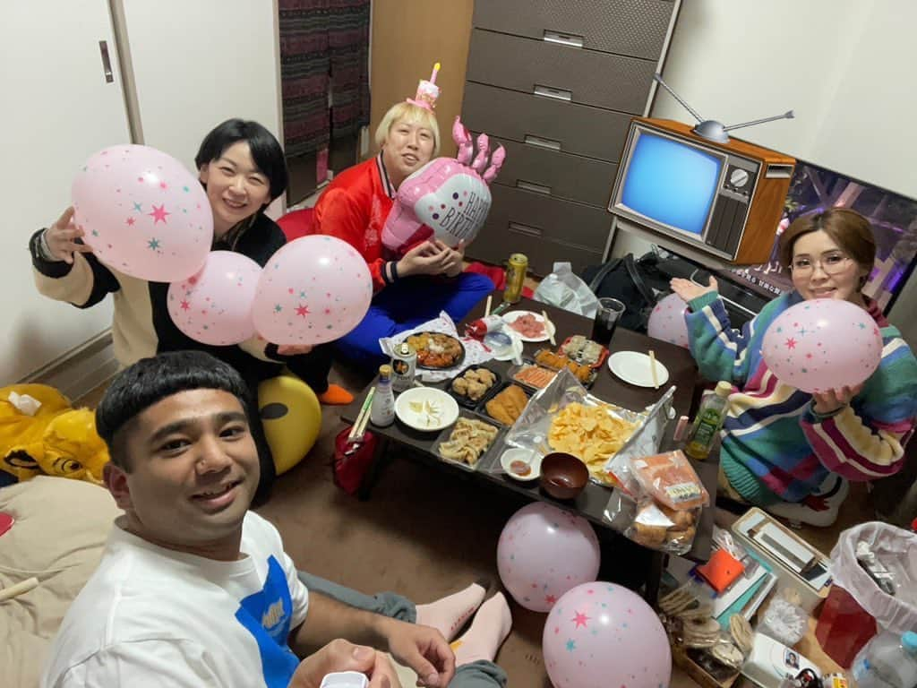 ななえ（キラキラ関係）のインスタグラム：「in オトメタチ ゆきえさんのお誕生日会🎂 「何もするな！」て言われてたけど、勝手にお祝いしちゃいました🥂㊗️ いつもお世話になり過ぎている、母なるゆきえさん🤱🏻 生まれて来て下さり、本当にありがとうございます💐💐💐 愛しかないね！  #花束を君に」