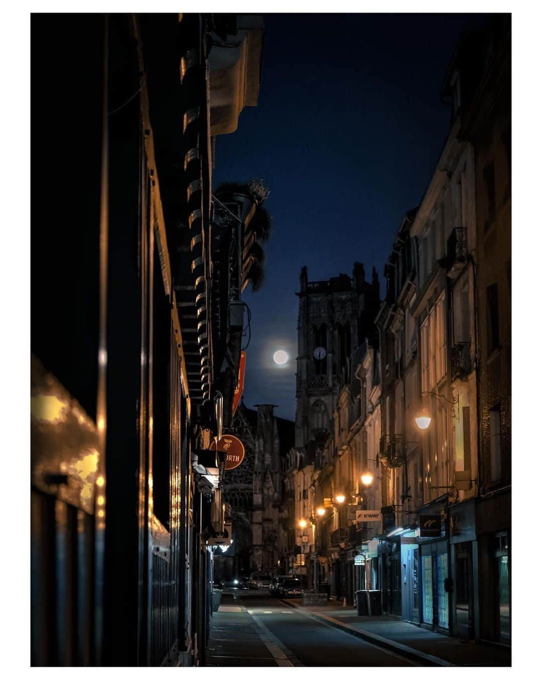 nathparisのインスタグラム：「EMPTY STREET 🌝  . Bonne soirée #dieppe」