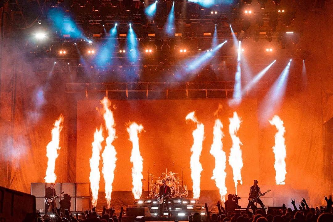 Green Dayさんのインスタグラム写真 - (Green DayInstagram)「Arizona ❤️🔥🥵 You were lit😜 #inningsfestival #greenday 📸 @paranoidtrooper」2月27日 2時02分 - greenday